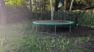 Trampoline met groene stootwand disponible aux enchères