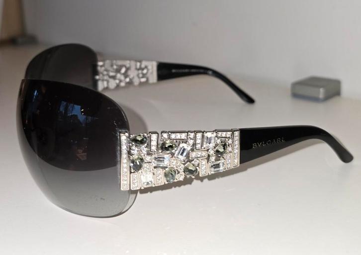 Prachtige zonnebril Bvlgari Limited Edition Met Swarovski, Handtassen en Accessoires, Zonnebrillen en Brillen | Dames, Zo goed als nieuw