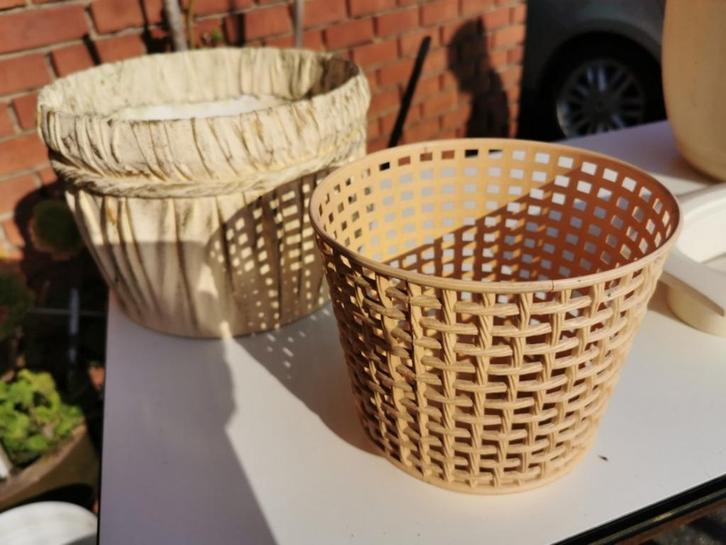 Bloempot kunststof licht bruin gevlochten Vetter W Germany 1, Tuin en Terras, Bloempotten, Gebruikt, Kunststof, Binnen, Balkon