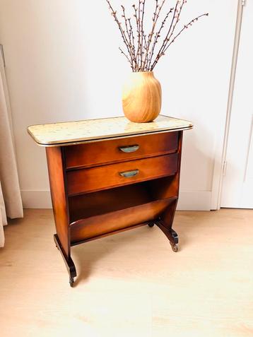 Mooie vintage lectuurtafel / bijzettafel beschikbaar voor biedingen