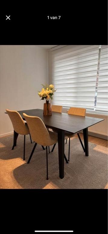 Moderne eettafel met 4 stoelen – zo goed als nieuw beschikbaar voor biedingen