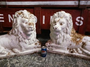 2 oude grote Leeuwen, poortwachters, tuinornament beschikbaar voor biedingen