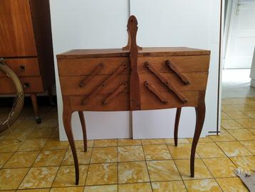 Vintage Naaikastje beschikbaar voor biedingen
