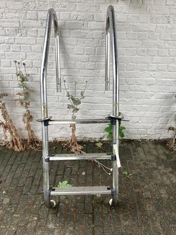Zwembadladder beschikbaar voor biedingen