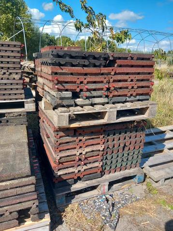 Diverse partijen restanten rubber tegels. €2,95 per m2 beschikbaar voor biedingen
