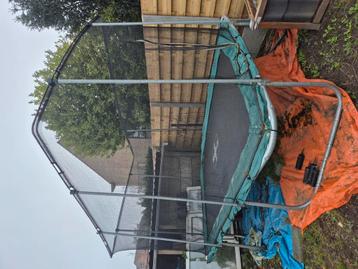 Grote trampoline - ongeveer 4m x 2.80m beschikbaar voor biedingen