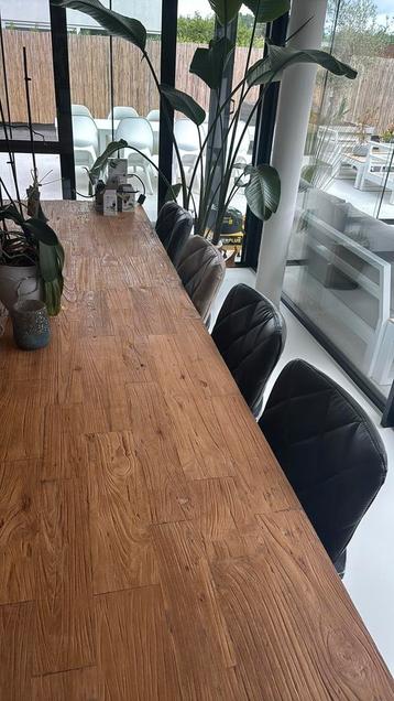 Teakhout tafel met 8 lederen stoelen beschikbaar voor biedingen