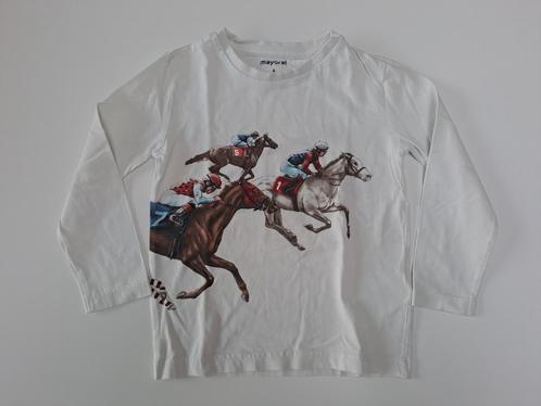 Mt 4j Witte T-shirt lange mouwen met renpaarden, Kinderen en Baby's, Kinderkleding | Maat 104, Zo goed als nieuw, Jongen, Shirt of Longsleeve