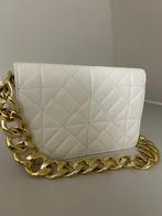 Witte quilted handtas met gouden ketting in zeer goede staat, Handtassen en Accessoires, Tassen | Damestassen, Ophalen, Zo goed als nieuw