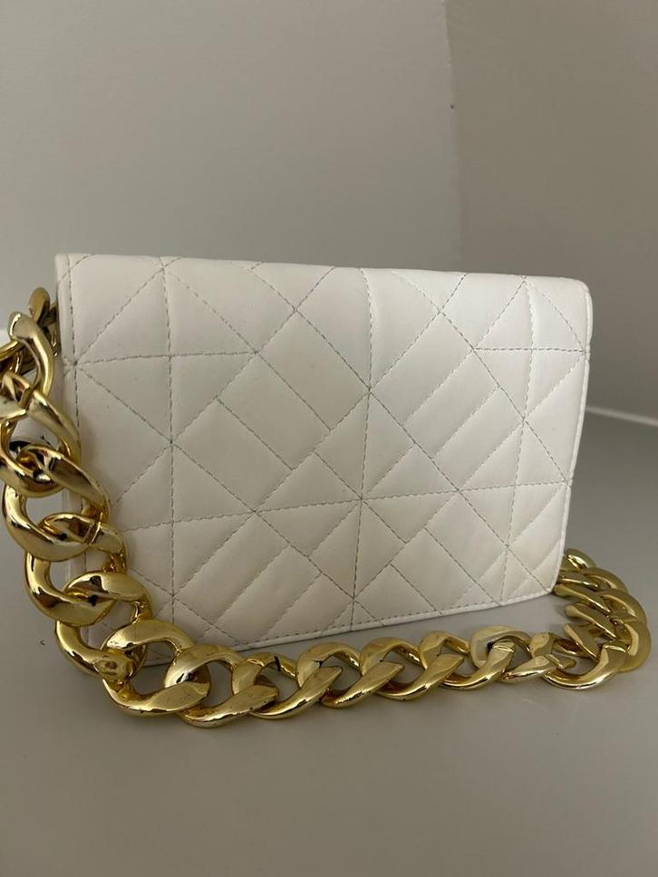 Witte quilted handtas met gouden ketting in zeer goede staat, Handtassen en Accessoires, Tassen | Damestassen, Zo goed als nieuw