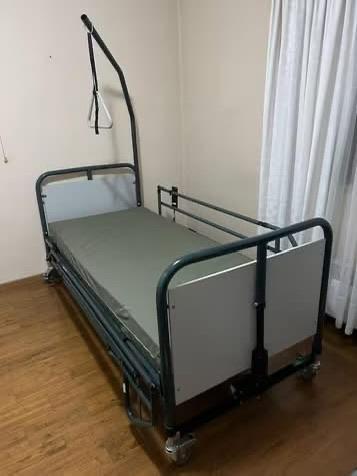 Lit d'hôpital : réglable manuellement, Divers, Matériel Infirmier, Utilisé, Enlèvement