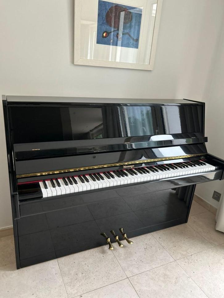 Niemeyer piano in zwart hoogglans, Muziek en Instrumenten, Piano's, Gebruikt, Piano, Zwart, Hoogglans, Ophalen