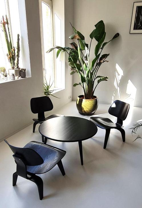 3 x stoel Eames LCW en tafel Hans Wegner CH008, Huis en Inrichting, Stoelen, Zo goed als nieuw, Drie, Hout, Zwart, Ophalen
