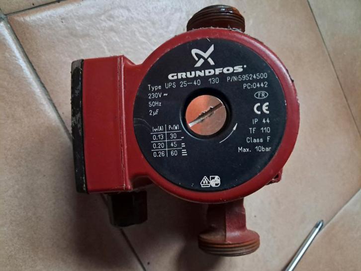 Circulateur Grundfos type UPS 25-40, Doe-het-zelf en Bouw, Verwarming en Radiatoren, Gebruikt, Ophalen