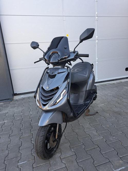 Piaggio Zip 4T Scooter Argaat Grijs FULL LED (B-KLASSE), Fietsen en Brommers, Brommeronderdelen | Snorfietsen, Zo goed als nieuw