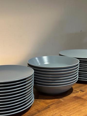 IKEA servies 30 grijsblauwe borden ideaal voor kotstudent beschikbaar voor biedingen