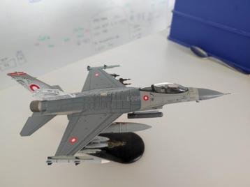 Modèle réduit avion militaire en métal (diecast) 1/72 disponible aux enchères