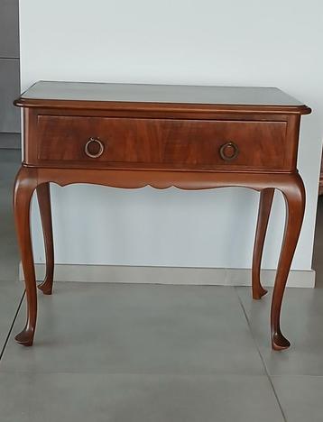 Fijn bijzet kastje,  beschikbaar voor biedingen