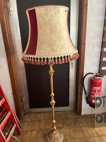 Antieke lamp op staander beschikbaar voor biedingen