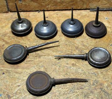 Lotje van 7 oude oliekannetjes. beschikbaar voor biedingen