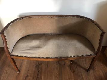 Houten bankje. Te herstofferen beschikbaar voor biedingen