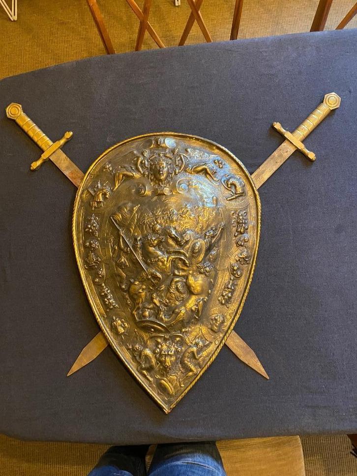 Antiek schild met 2 zwaarden - Bouclier avec  2 épées, Verzamelen, Militaria | Algemeen, Overige soorten, Overige typen, Ophalen