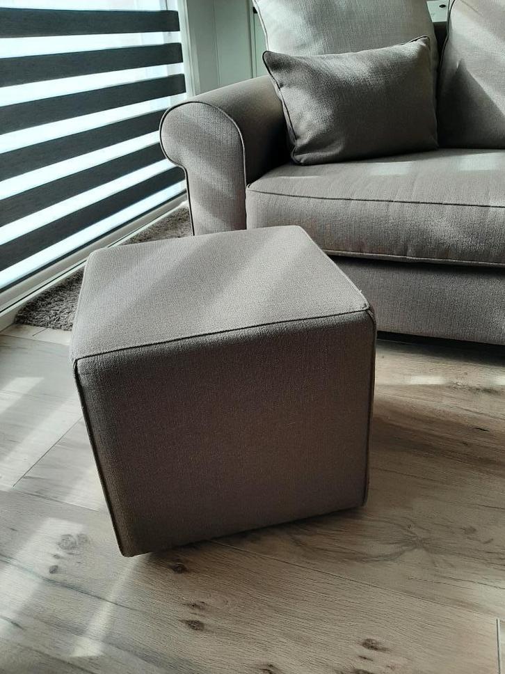 Twee poefs, Huis en Inrichting, Zetels | Voetbanken en poefs, Zo goed als nieuw, Minder dan 50 cm, Minder dan 50 cm, Vierkant