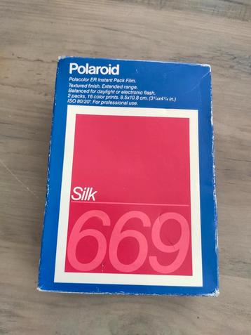 Polaroid 669