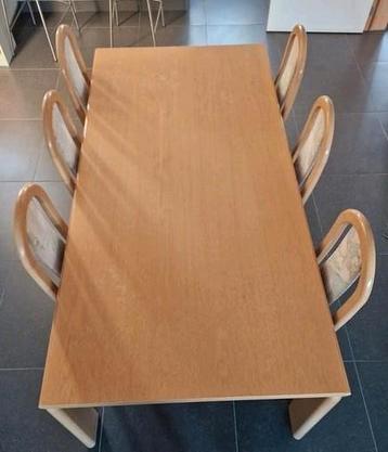 Mooie eettafel en 6 stoelen in goede staat! beschikbaar voor biedingen
