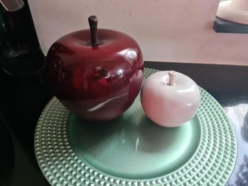 2 decoratie appels wit en rood beschikbaar voor biedingen