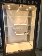 Oakley vitrine double, Ophalen, Zo goed als nieuw