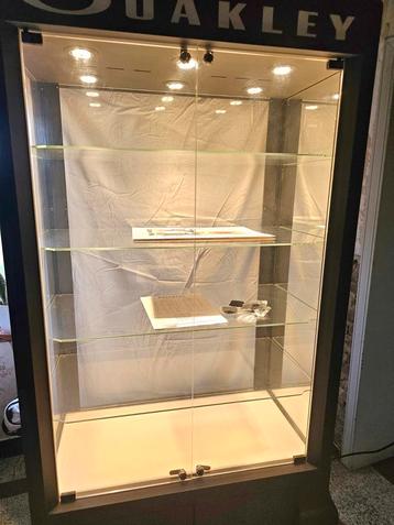 Oakley vitrine double  beschikbaar voor biedingen