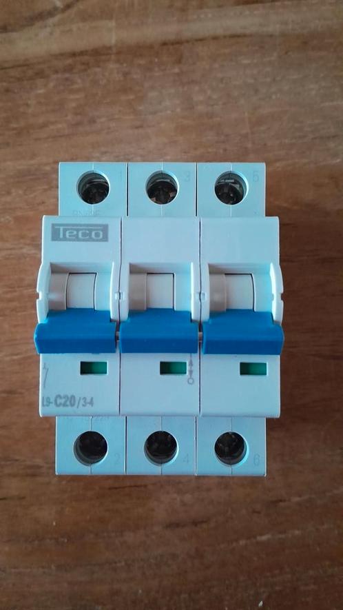Disjoncteurs 16A et 20A, Doe-het-zelf en Bouw, Elektriciteit en Kabels, Nieuw, Ophalen of Verzenden