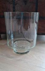 Grote glazen vaas op voet, ideaal voor kerstversiering, Huis en Inrichting, Ophalen