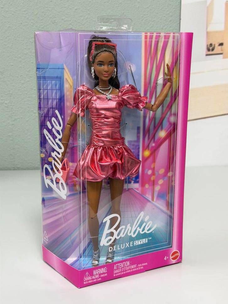 Poupée Barbie Deluxe Style, robe rose corail métallisée neuf, Enfants & Bébés, Jouets | Poupées, Neuf, Barbie, Enlèvement ou Envoi