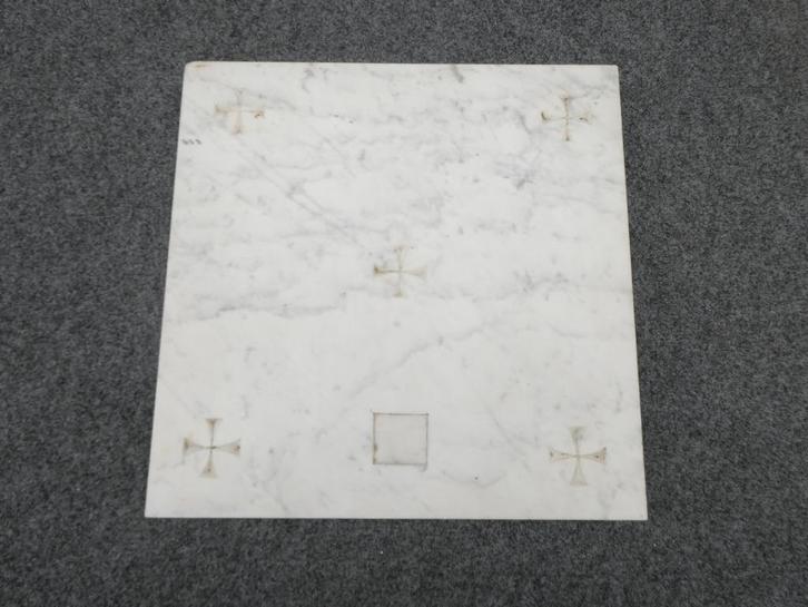 Grote altaarsteen in witte marmer, 40cmx40cm, Antiek en Kunst, Antiek | Religieuze voorwerpen, Ophalen