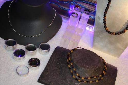 Juwelen displays, Bijoux, Sacs & Beauté, Colliers, Comme neuf, Autres matériaux, Noir, Réglable, Enlèvement ou Envoi