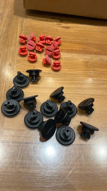 Quadro toppen schroeven 14xzwarte toppen en 12 x rode toppen beschikbaar voor biedingen
