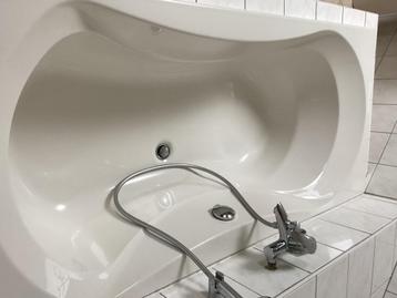 Bad en 2 wastafels met voet beschikbaar voor biedingen