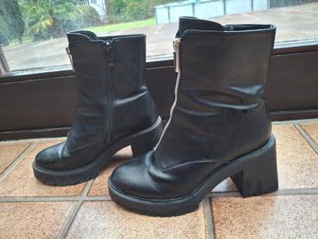 Hoge lederen schoenen beschikbaar voor biedingen