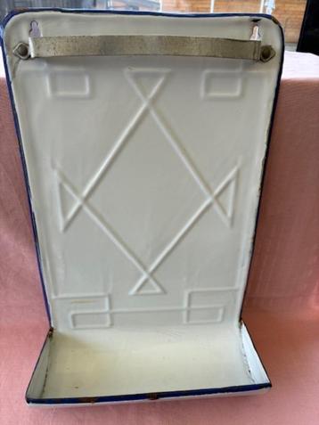 Wit-blauw emaille pollepelrek beschikbaar voor biedingen