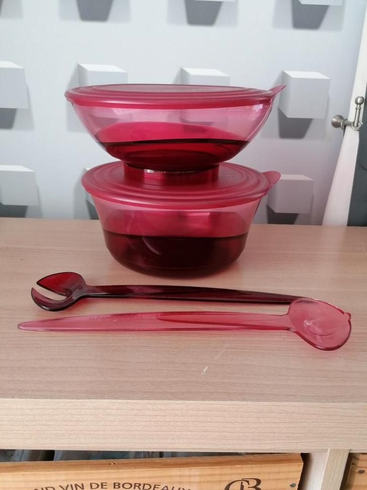 Tupperware 2 slakommen met bestek. Rood. 2,3 en 1,5 L, Huis en Inrichting, Keuken | Tupperware, Gebruikt, Rood, Ophalen of Verzenden