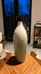 Wit/groene vaas met ribbels, Maison & Meubles, Accessoires pour la Maison | Vases, Comme neuf, Enlèvement, Moins de 50 cm, Blanc