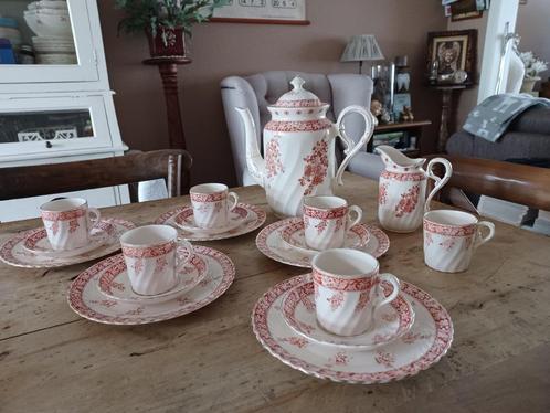 P.REGOUT MAASTRICHT FLOWER ROOD Delen koffieservies, Antiek en Kunst, Antiek | Servies los, Ophalen of Verzenden