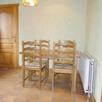 Gratis set houten eettafel en stoelen beschikbaar voor biedingen