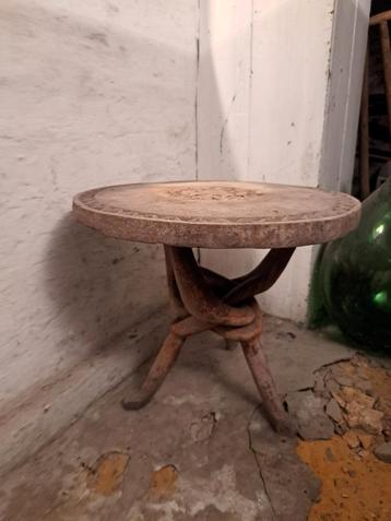 Table basse ronde africaine  disponible aux enchères