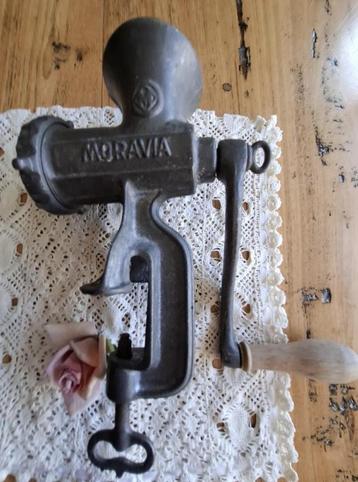 Oude verweerde gehaktmolen, Moravia, czechoslovakia beschikbaar voor biedingen