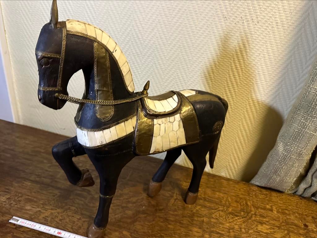 GRAND CHEVAL EN BOIS AVEC SUPPORTS EN CUIVRE ET CORNE 45 CM, Antiquités & Art, Enlèvement ou Envoi, Cuivre