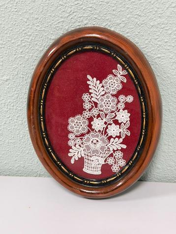 Vintage ovaal wandplaatje met kantwerk decoratief kloskant beschikbaar voor biedingen