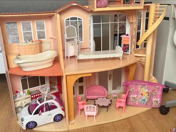Groot Barbie poppenhuis met meubels en accessoires + auto beschikbaar voor biedingen